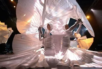 Baras didelės scenos, šokių baltos spalvos klostuotas ventiliatorius šukuosena nustatyti gogods verslo veiklos rekvizitas atmosferą.